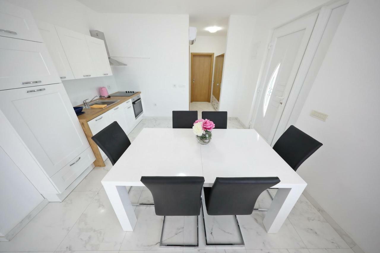 Apartmani Vlado Mitar ซูโกชัน ภายนอก รูปภาพ
